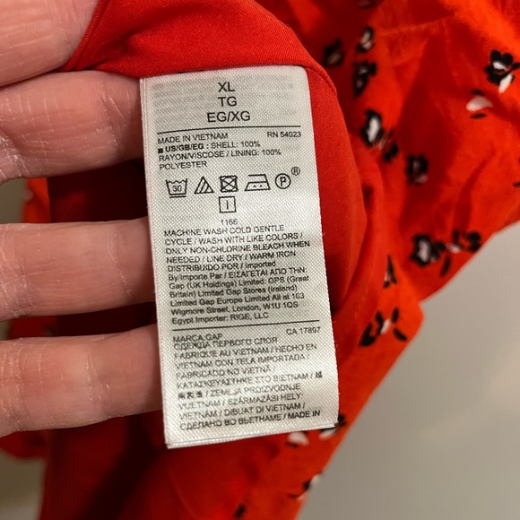 GAP red and black rayon tank with adjustable straps - Picture 3 of 4